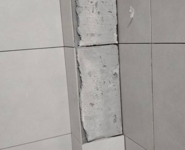 清河瓷砖空鼓维修公司分享下瓷砖施工前基层浇水润湿程度不足，可能导致以下问题
