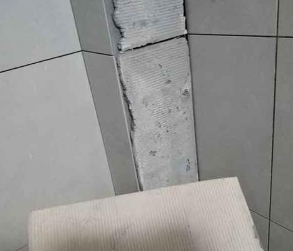 清河瓷砖空鼓维修公司分享下厨房瓷砖脱落的补救措施。